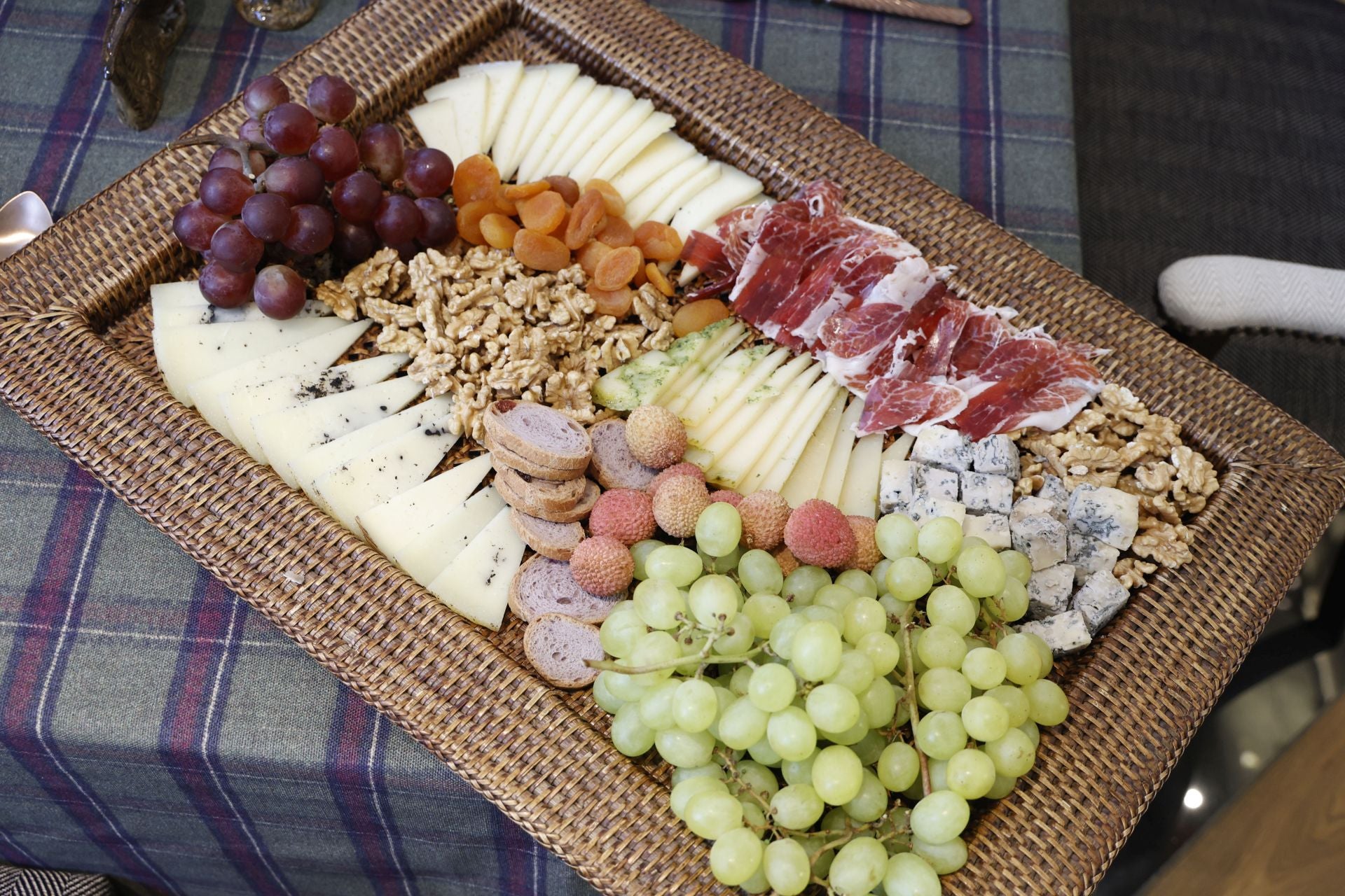 Bufé de quesos, donde el secreto está en los colores, que haya un buen género y combinarlo con unas frutas, frutos secos o tostas.