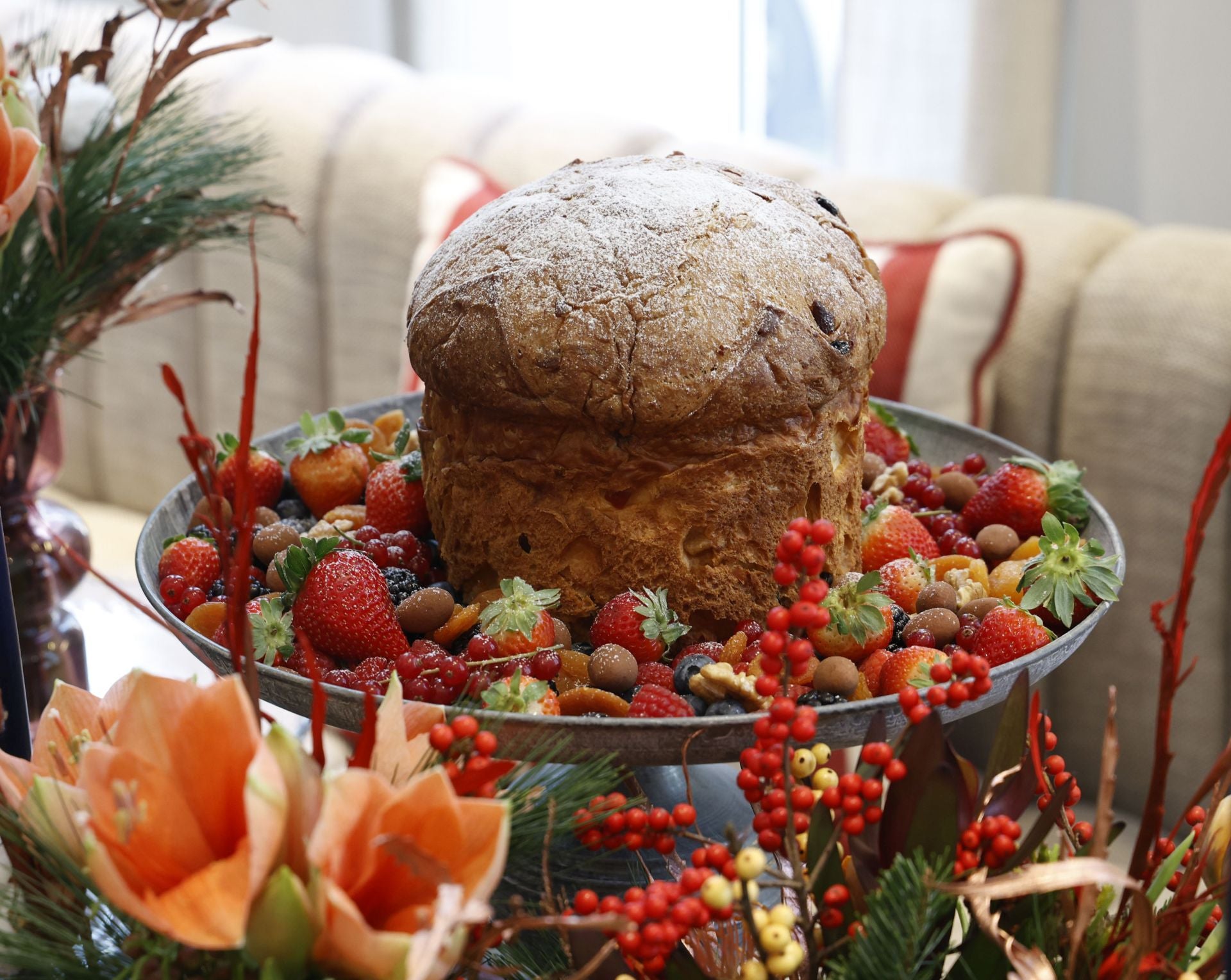 Panettone decorado con frutas y frutos secos. 