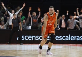 Costello, y todo el banquillo del Valencia Basket, celebra el triple que decidió el partido.