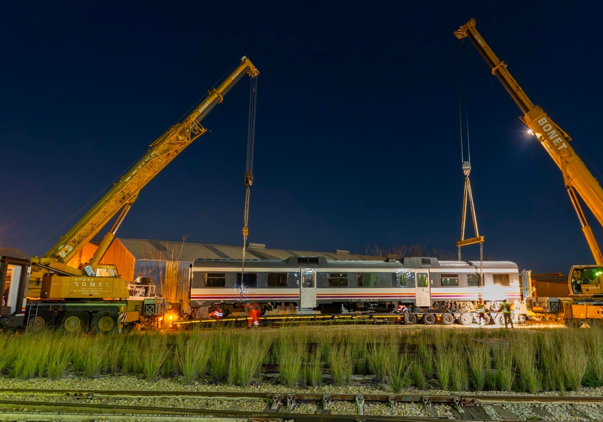 Imagen principal - Renfe traslada por carretera cuatro trenes para recuperar todo el parque de Cercanías