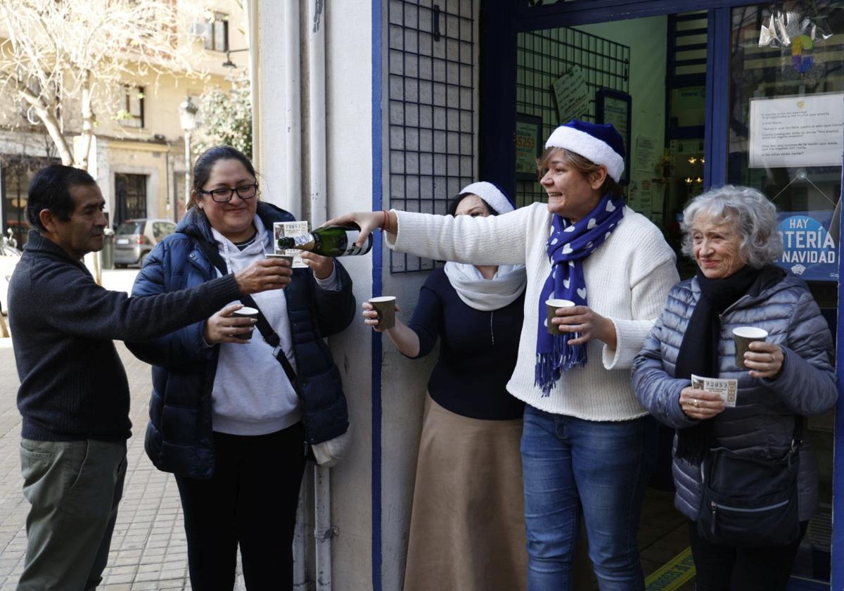 Valencia celebra el 5º premio, vendido en Matías Perelló