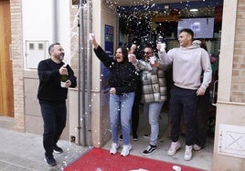 Vecinos de Alfara del Patriarca celebran el segundo premio de la Lotería de Navidad.