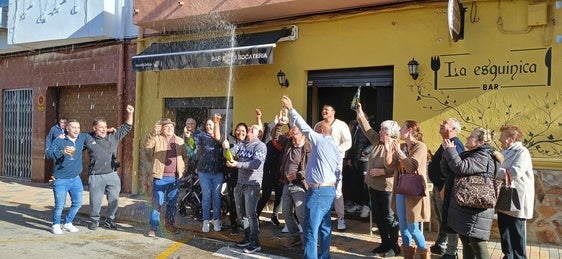 Clientes del bar de Chella celebran que les ha tocado el segundo quinto premio.