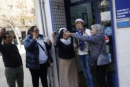 La administración de la calle Matías Perelló ha repartido dinero con el quinto premio.