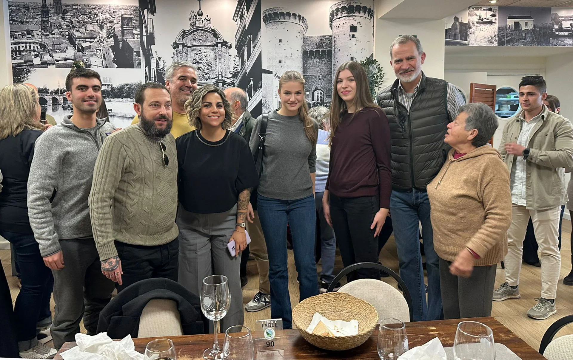 FOTOS | Los Reyes, la princesa Leonor y la infanta Sofía comen en el  restaurante Albufera de El Palmar (Valencia) | Las Provincias