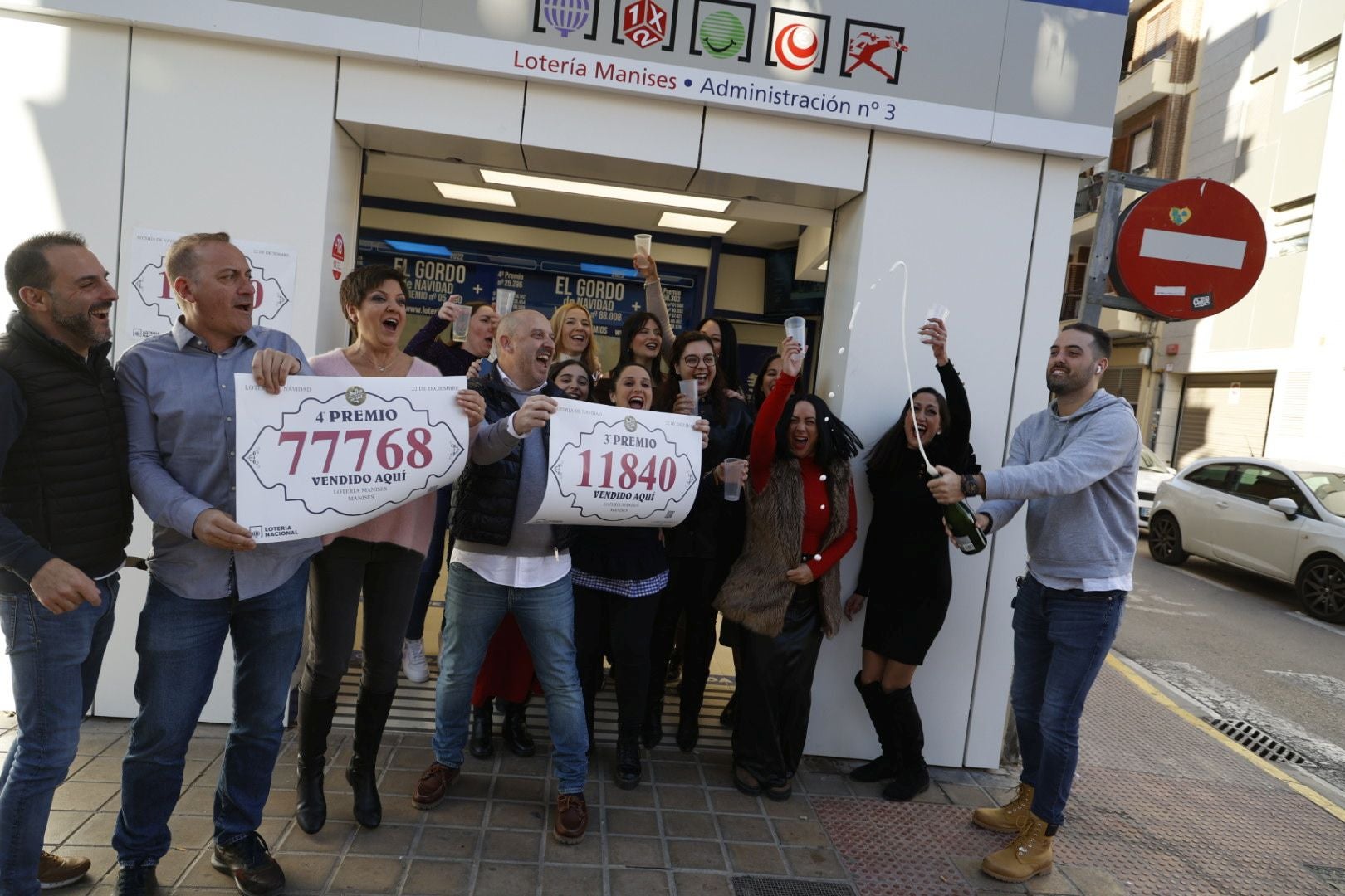 Manises vuelve a repartir alegría con el tercer premio y un cuarto