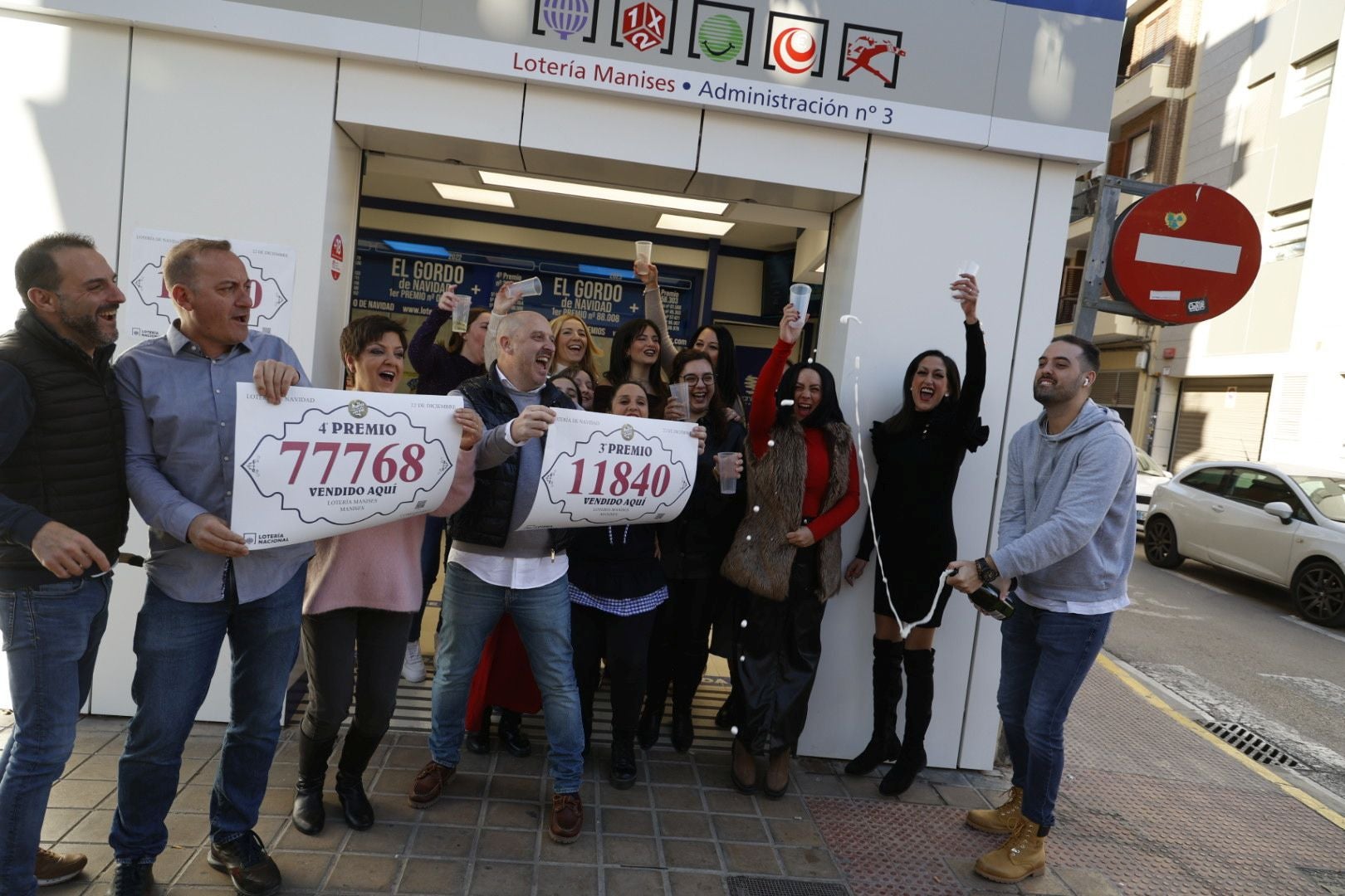 Manises vuelve a repartir alegría con el tercer premio y un cuarto