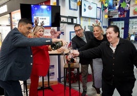 Ganadores de la Lotería de Navidad celebrando el premio.