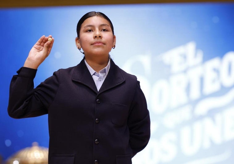 La estudiante de la Residencia San Ildefonso de Madrid Yadira Quinde Mendoza muestra la bola del premio del número 45.225, uno de los quintos premios.