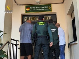 Los detenidos entrando al Cuartel de la Guardia Civil.