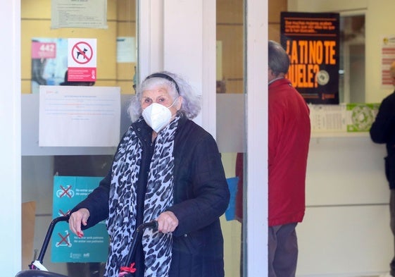 Una mujer mayor en un centro de salud de Valencia.