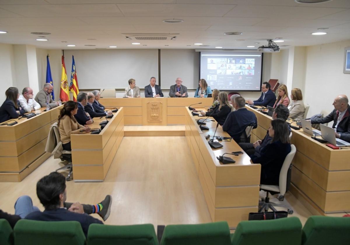 La reunión de la CEV, junto al primer teniente de Alcaldia,Vicent Ciscar, en Paiporta.