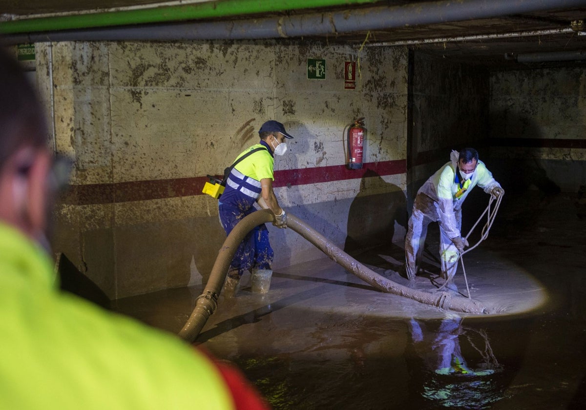 Extracción de lodos en un garaje de Massanassa.