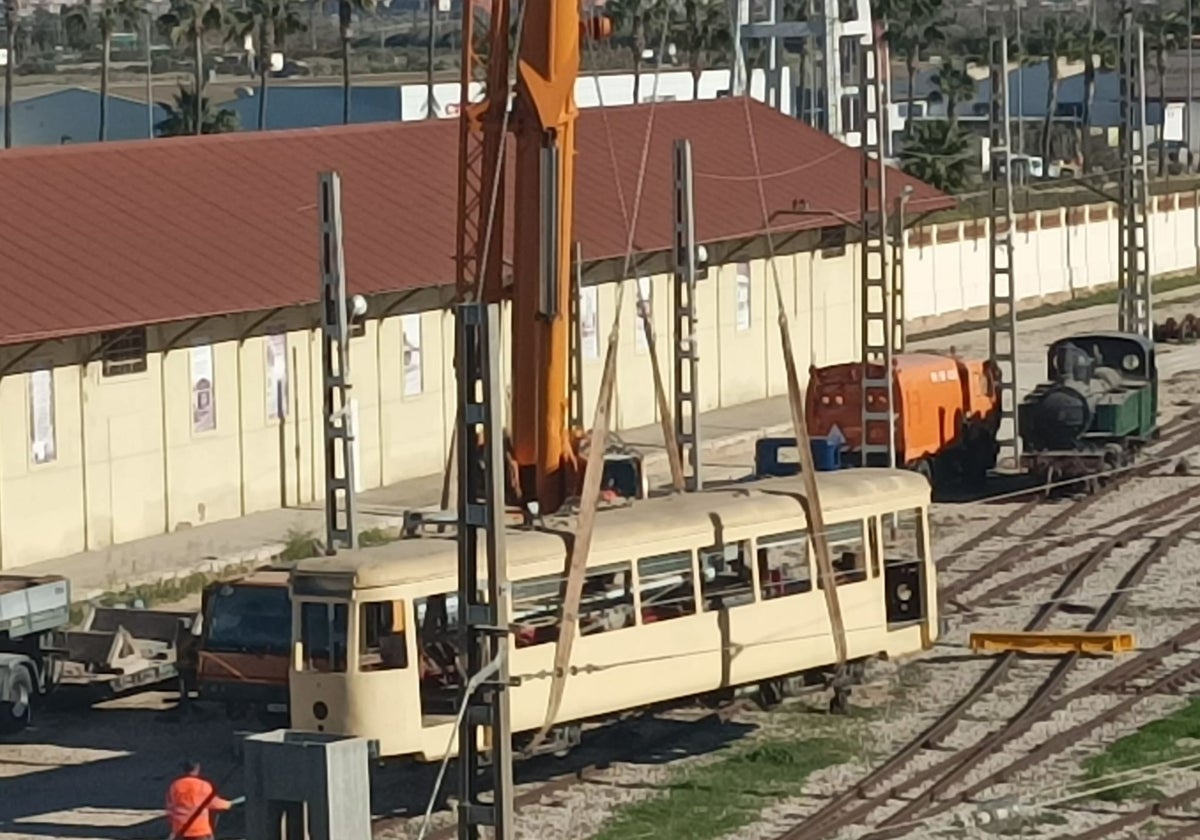 La locotomora, retirada por una grúa para llevársela de Torrent.