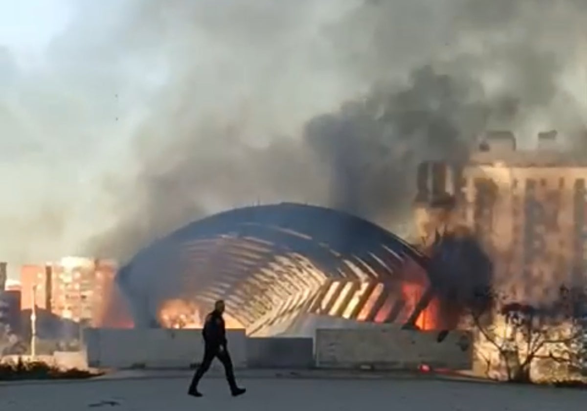 El incendio bajo la pasarela, este lunes a primera hora de la tarde.