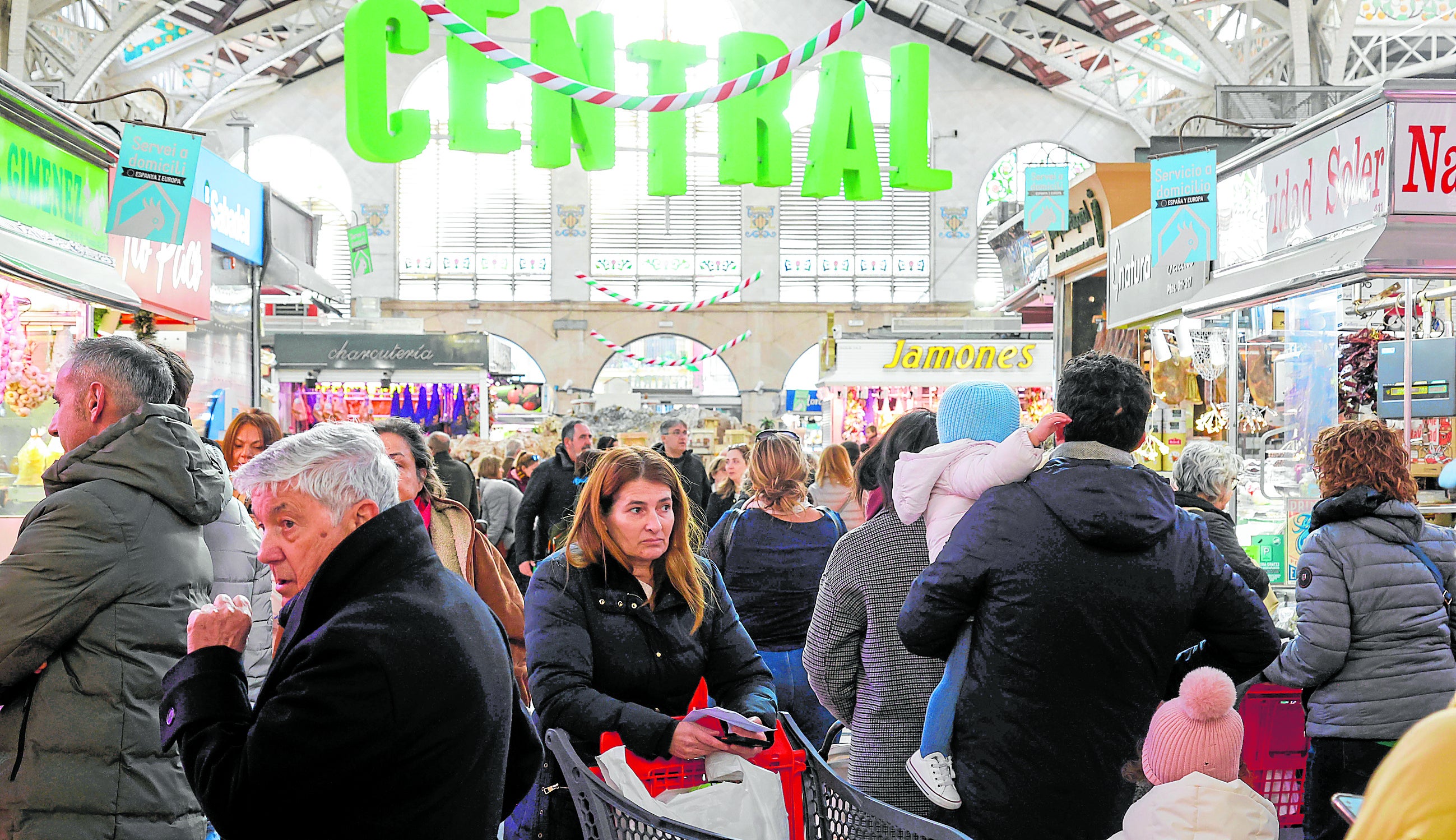 Cientos de personas, en el Mercado Central este lunes.