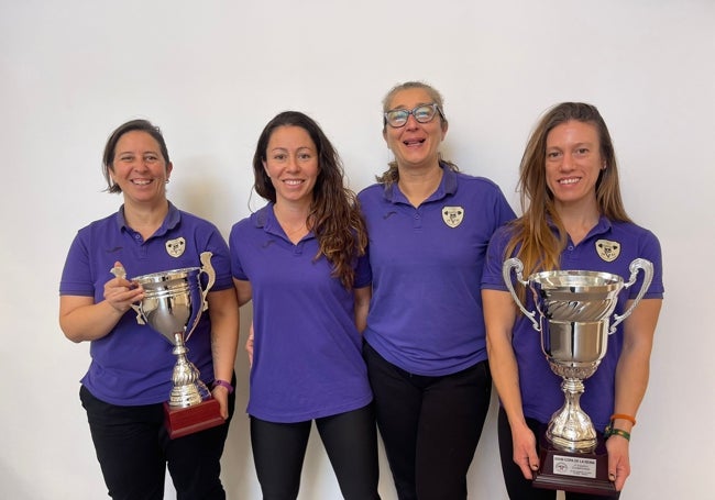 La directiva del A.C. Halterofilia de Gandía posa sonriente junto con los trofeos de segundo clasificado de la Copa de la Reina de esta temporada