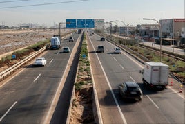 Vehículos en la carretera, en una imagen de archivo.