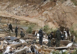 Militares colaborando en las labores de búsqueda de víctimas.