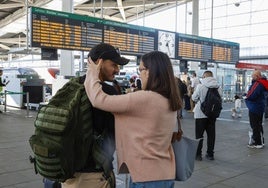 Las escenas emotivas se han repetido durante la mañana en la estación Joaquín Sorolla.