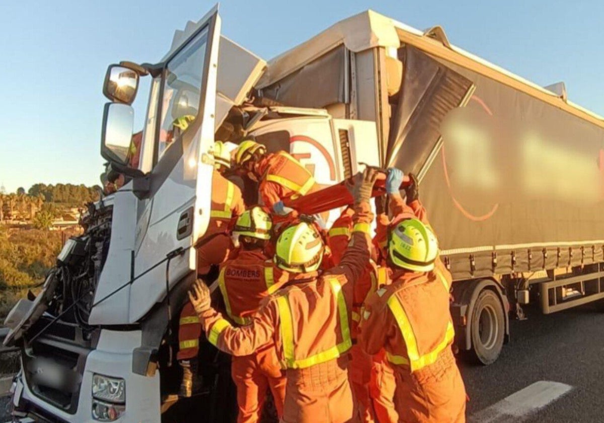 Bomberos de Valencia trabajan en el rescate de un conductor herido en un accidente en la A-7 el pasado 20 de diciembre.