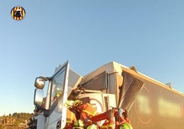 Bomberos de Valencia trabajan en el rescate de un conductor herido en un accidente en la A-7 el pasado 20 de diciembre.