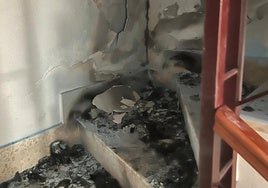 El foco del incendio que provocó la mujer en las escaleras del edificio.