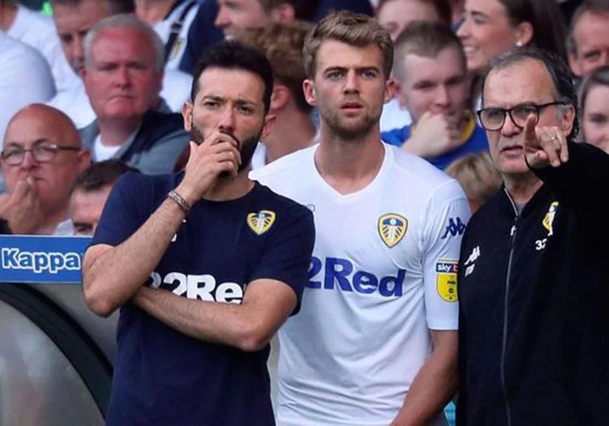 Carlos Corberán, a la izquierda, durante su etapa en el Leeds.