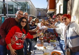 La familia de Paiporta que celebra la Nochebuena con un picnic en la plaza