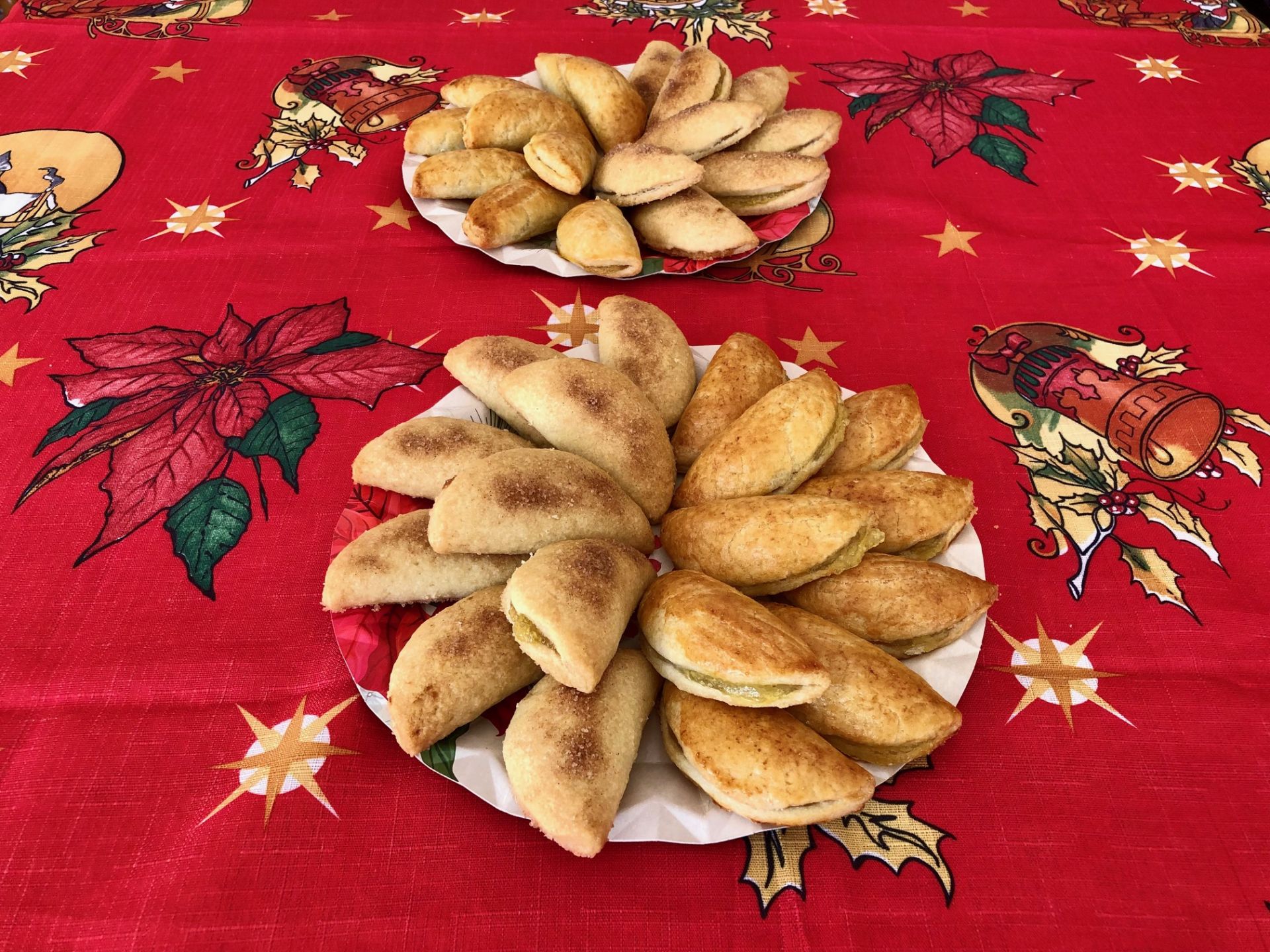 Imagen secundaria 2 - Las bandejas con los pastissets de aguardiente (azúcar y canela) y mistela (pintados con huevo batido). Y ya sobre la mesa.