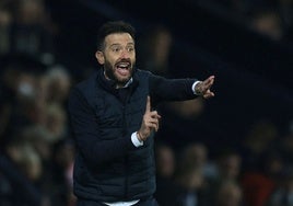 Carlos Corberán, durante un partido con el West Bromwich Albion.