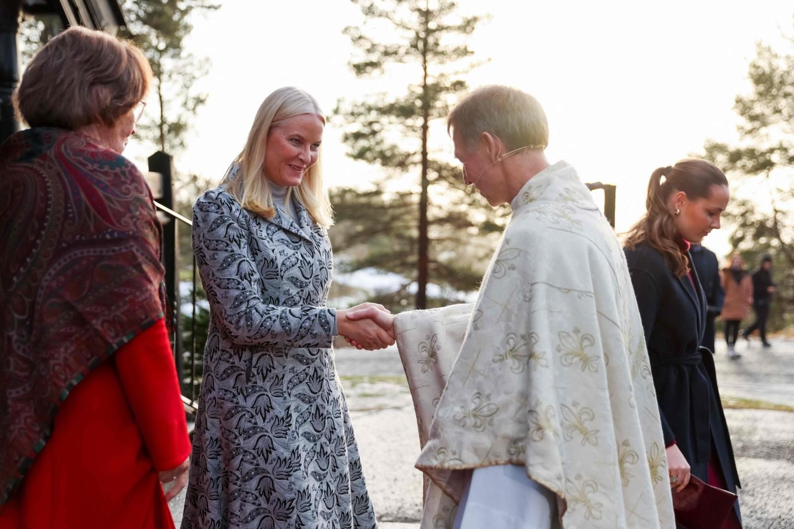 FOTOS | Kate Middleton aparece radiante en la tradicional misa de Navidad de la Familia Real en la Iglesia de Santa María Magdalena