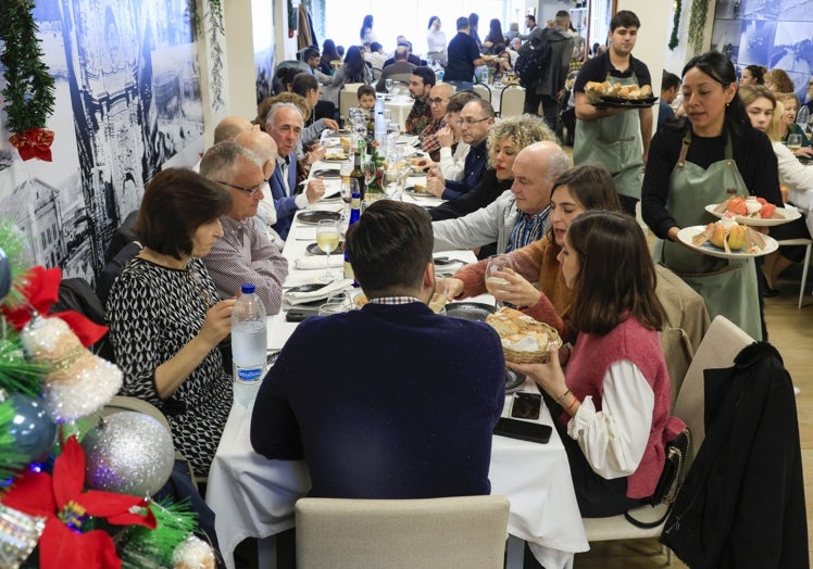 El comedor del restaurante, lleno este día de Navidad.