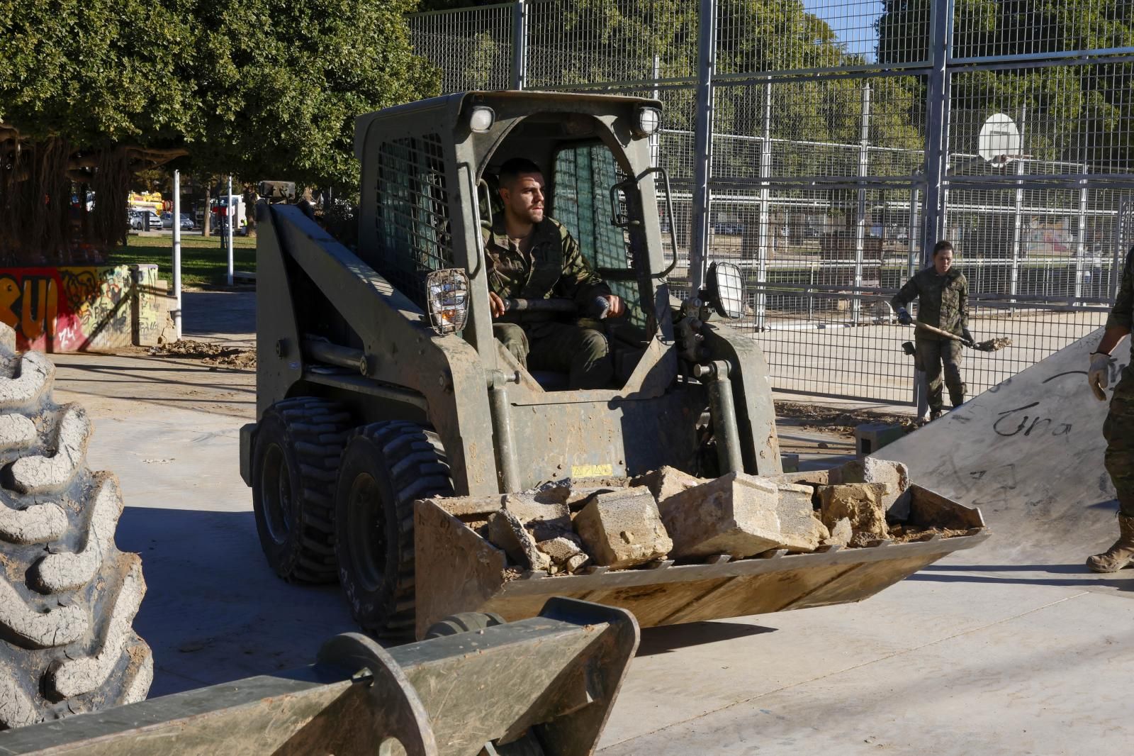 FOTOS | Así pasan la Navidad los militares que ayudan en Valencia tras la dana