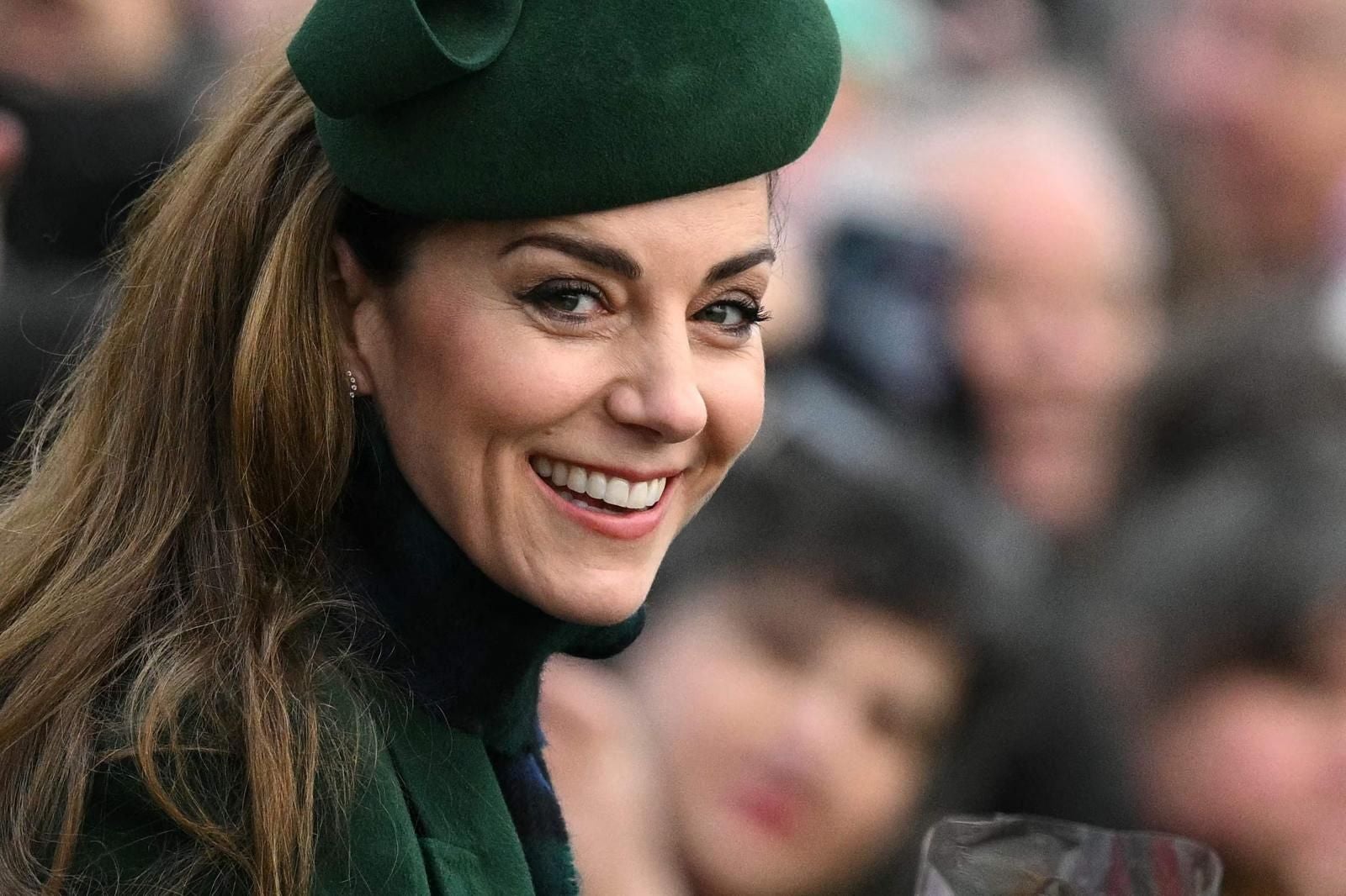 FOTOS | Kate Middleton aparece radiante en la tradicional misa de Navidad de la Familia Real en la Iglesia de Santa María Magdalena