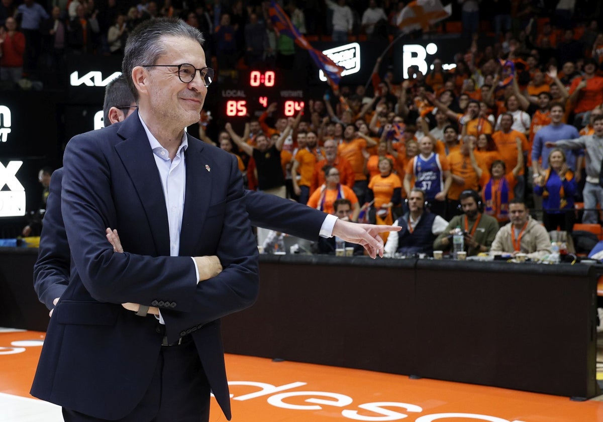 Pedro Martínez, con gesto de satisfacción, mientras la afición celebra el triunfo contra el Real Madrid en la Fonteta.