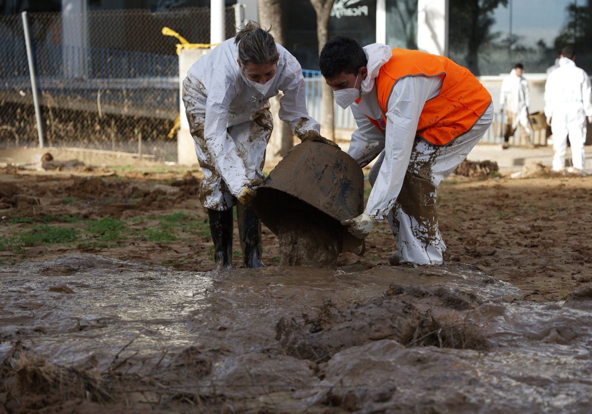 Dos voluntarios en la limpieza tras la dana.