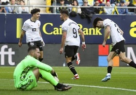 Diego López se dispone a celebrar un gol con Hugo Duro.