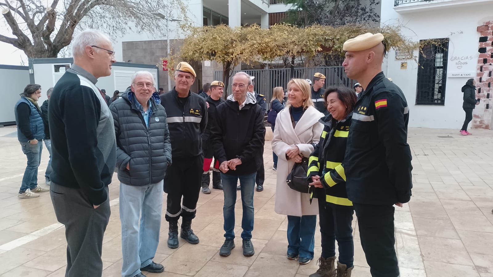 Fotos de la visita de Margarita Robles a Picanya para felicitar la Navidad a los militares