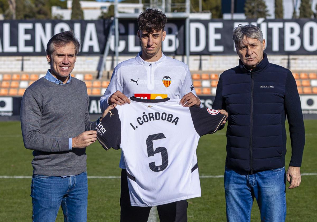 El director deportivo Miguel Ángel Corona, junto a Iker Córdoba.