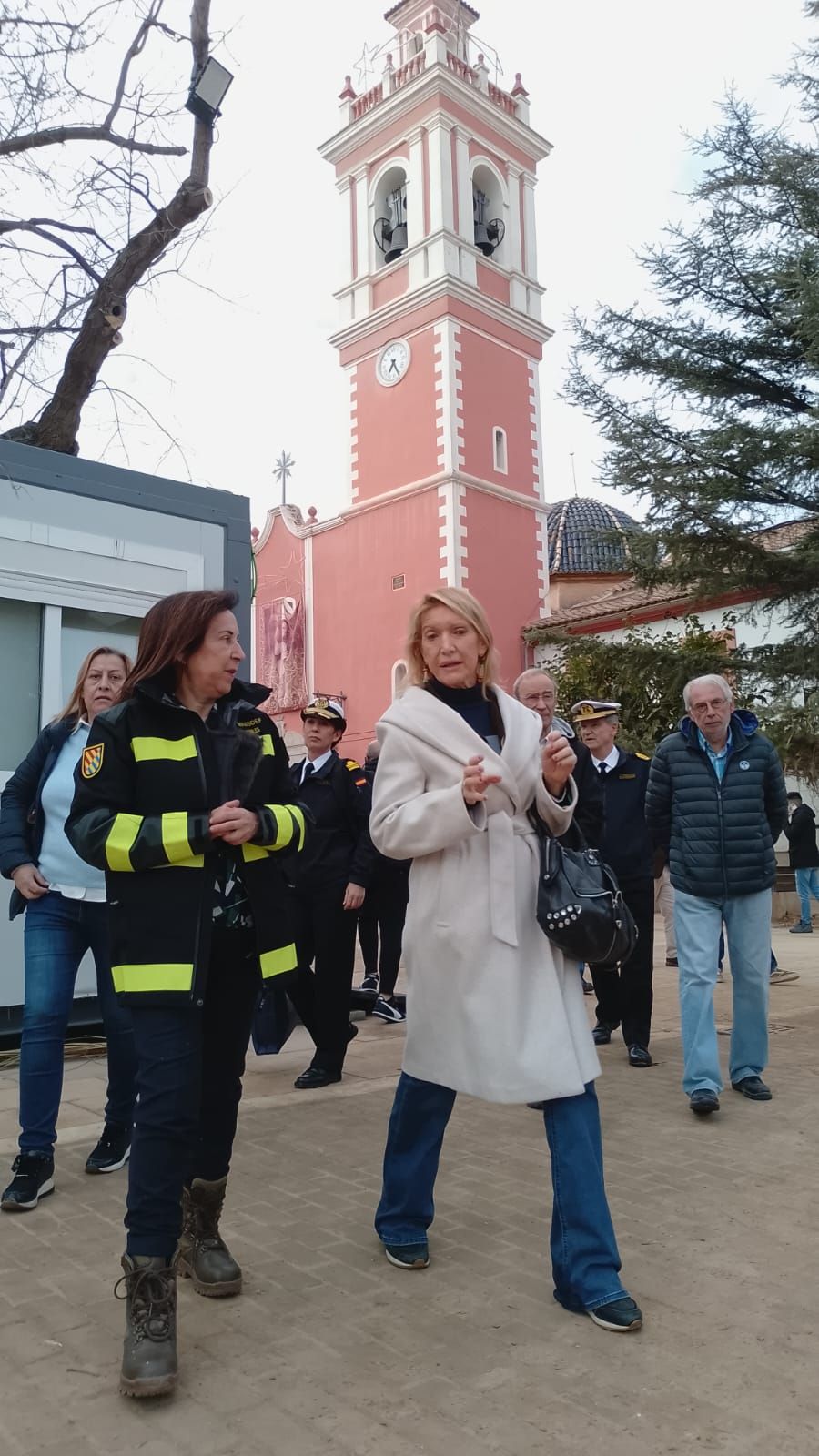 Fotos de la visita de Margarita Robles a Picanya para felicitar la Navidad a los militares