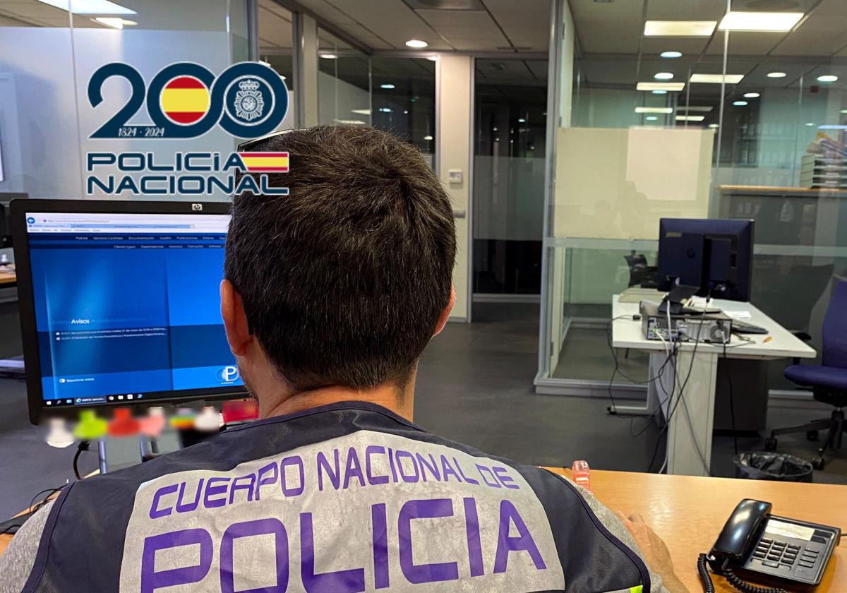 Un agente de la Policía.