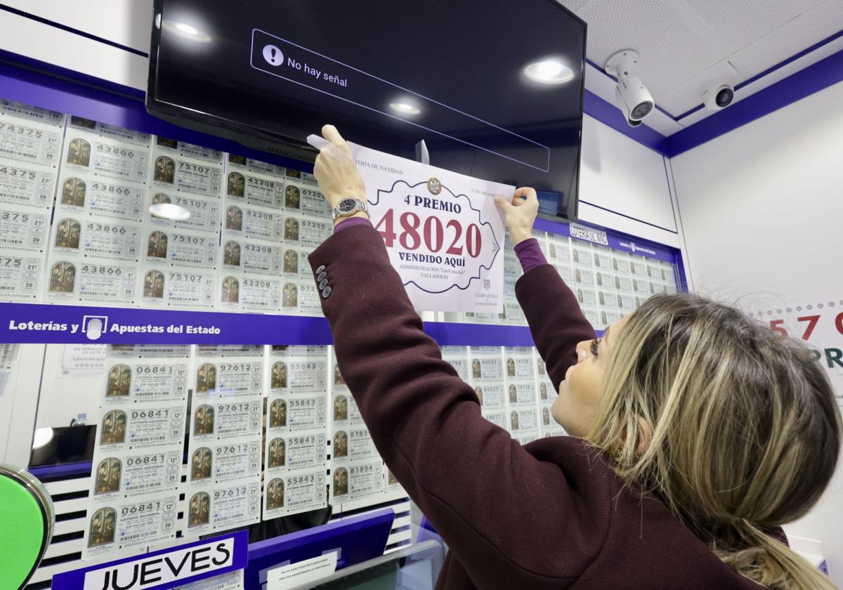 Una administración entrega un premio de lotería.