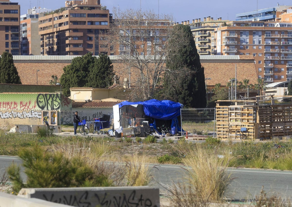 Imagen secundaria 1 - Zonas con chabolas en el Grao y chatarra acumulada en la zona.