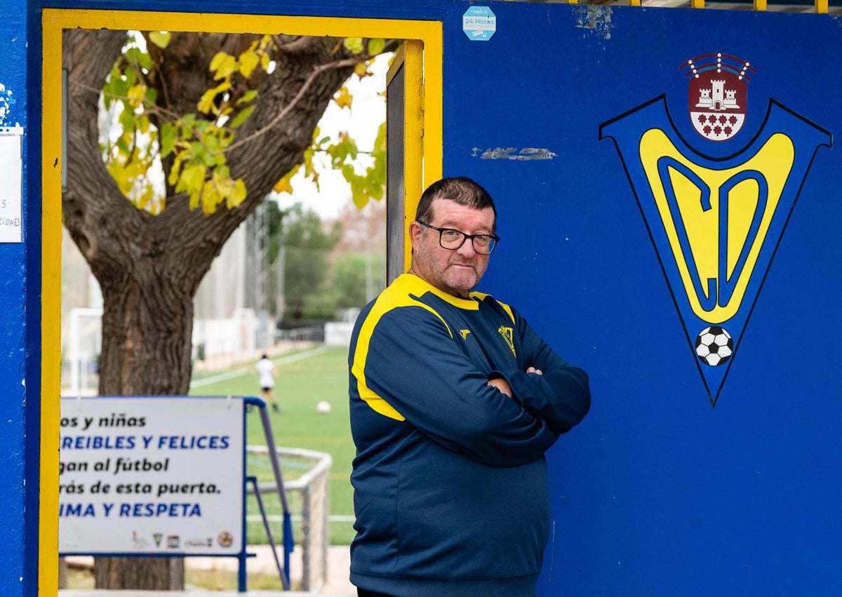 Imagen secundaria 1 - Adrián Tarín, concejal de Deportes; Sergio Expósito, delegado del equipo y conserje del campo de La Viña; y el colegio Giner de los Ríos, donde estudió Corberán.