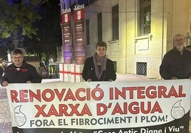 Una de las concentraciones ante la puerta del Ayuntamiento de la Plataforma Casco Antic.