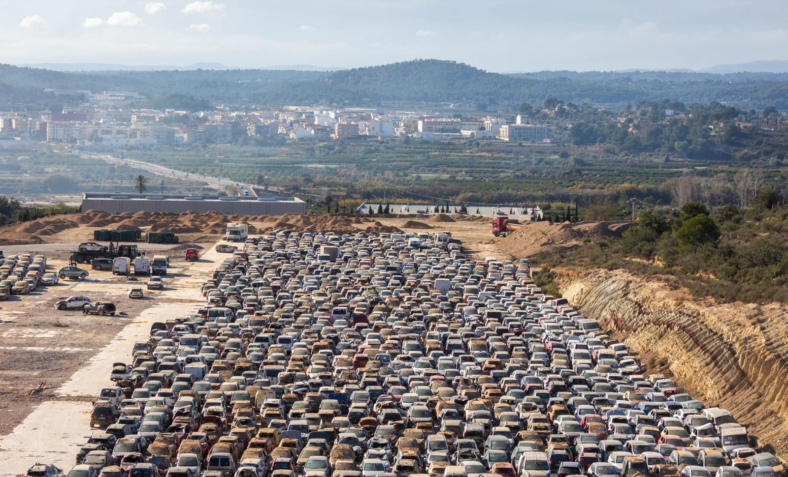 FOTOS | Campas con miles de coches afectados por la dana en Valencia