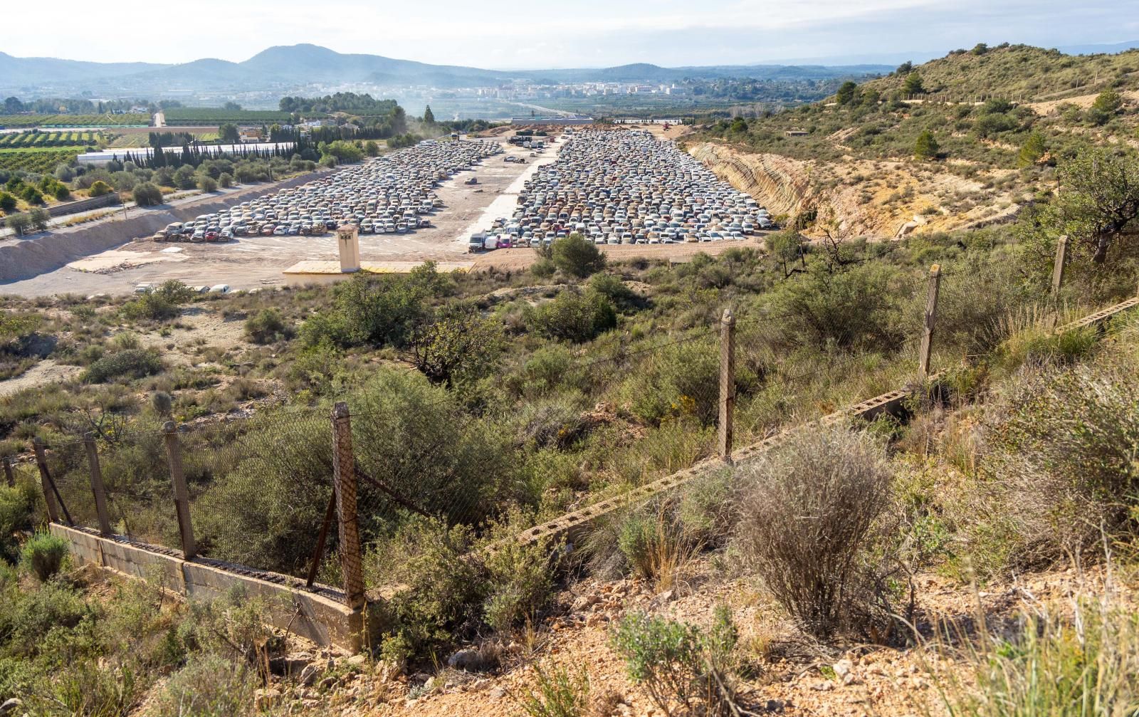 FOTOS | Campas con miles de coches afectados por la dana en Valencia