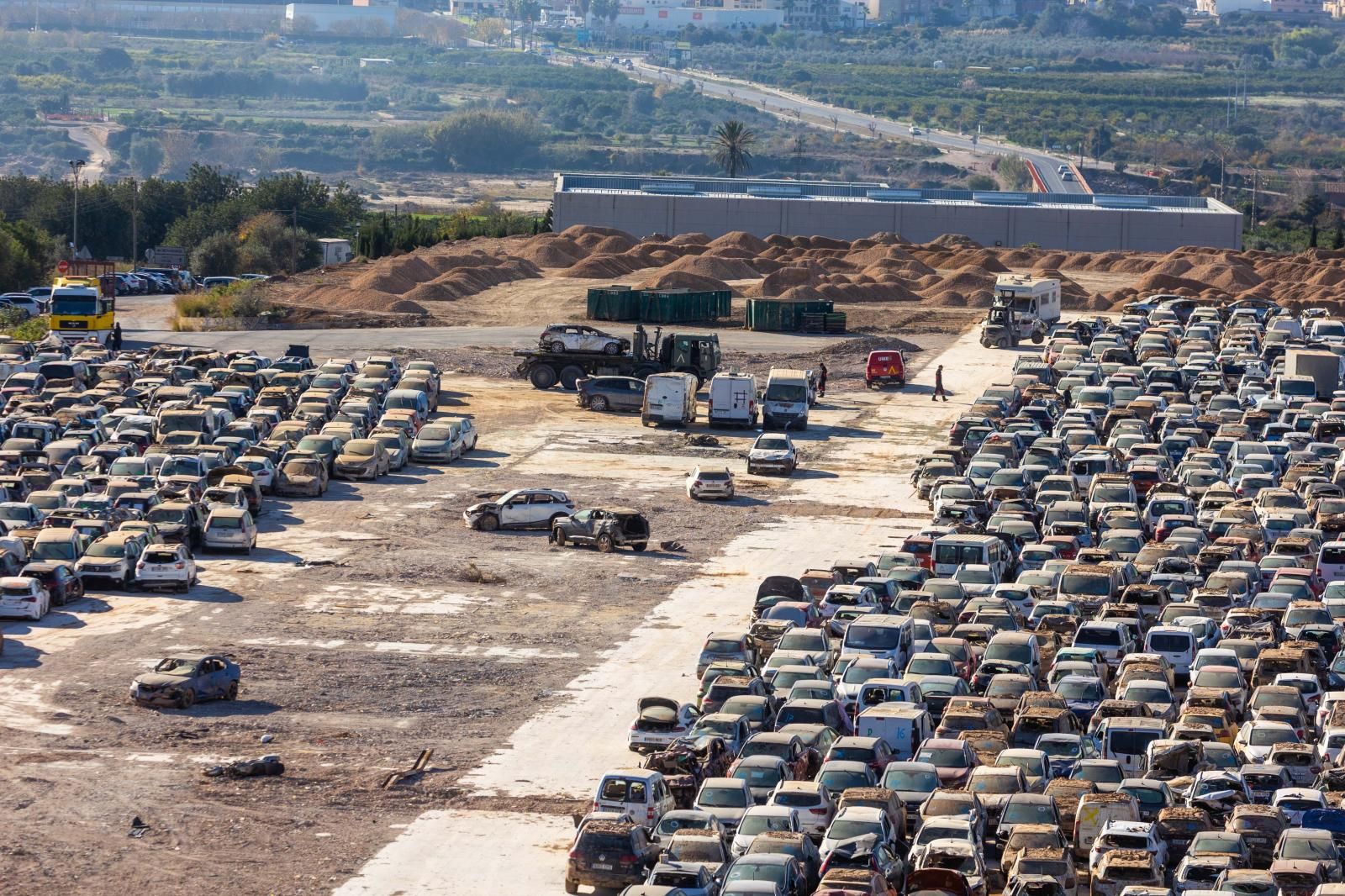 FOTOS | Campas con miles de coches afectados por la dana en Valencia