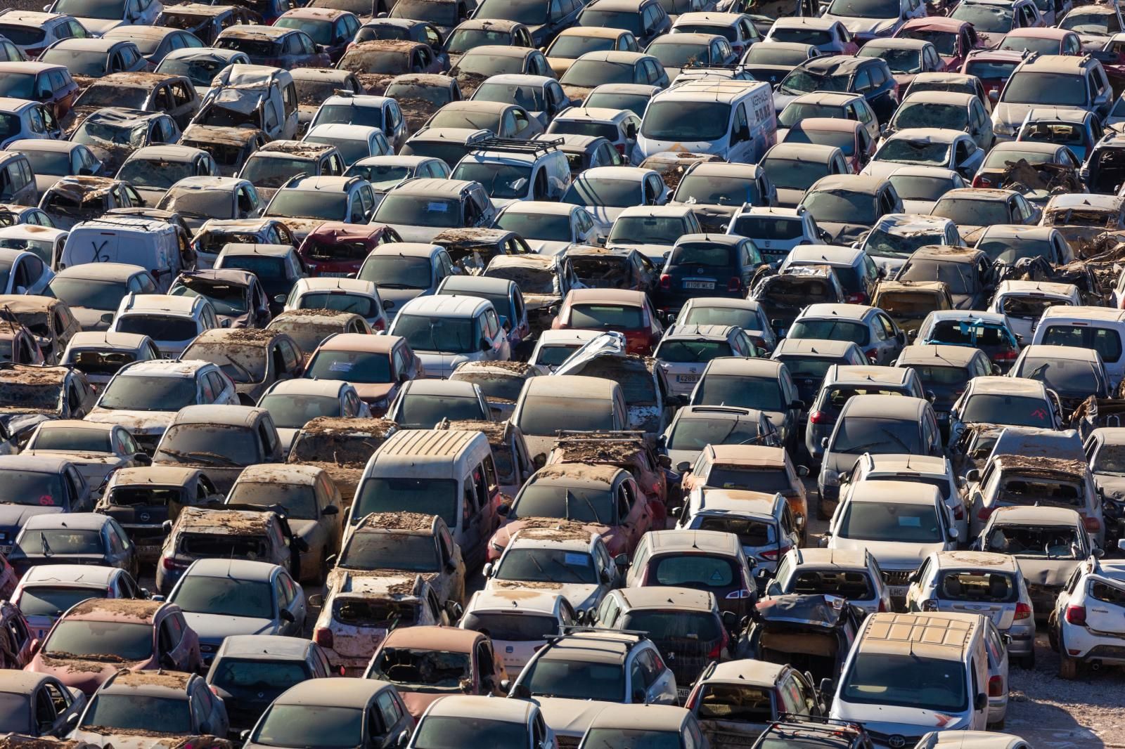 FOTOS | Campas con miles de coches afectados por la dana en Valencia